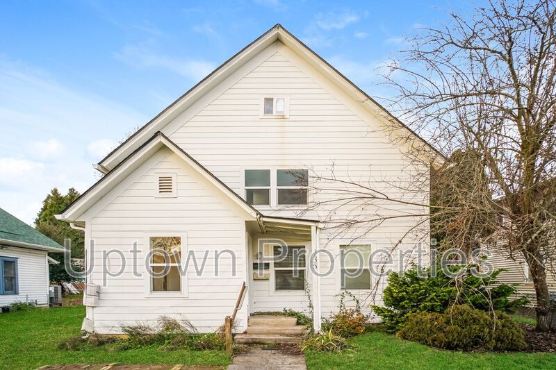 Top Floor 2BD/1BTH Wood Floors + Free Laundry On Site & Parking property image