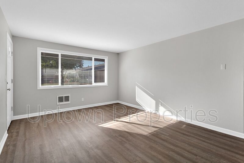 2BD/1BTH in Central Hillsboro + 1-Car Garage property image