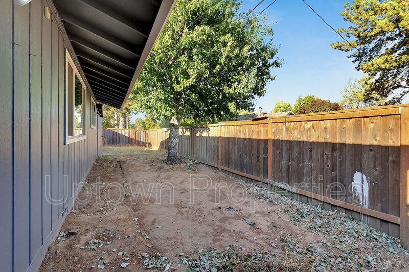 2BD/1BTH in Central Hillsboro + 1-Car Garage property image