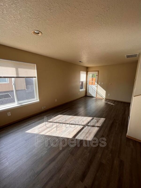 Spacious 3BD/2.5BTH Duplex in Happy Valley property image