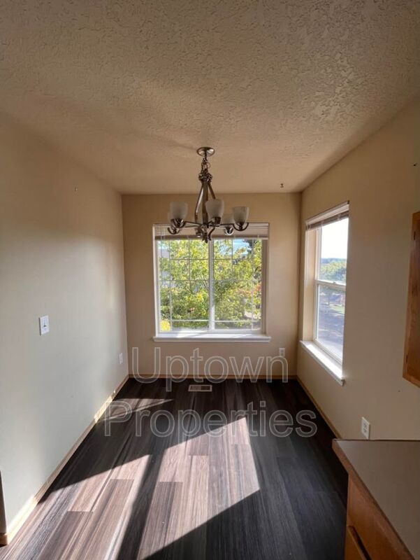 Spacious 3BD/2.5BTH Duplex in Happy Valley property image