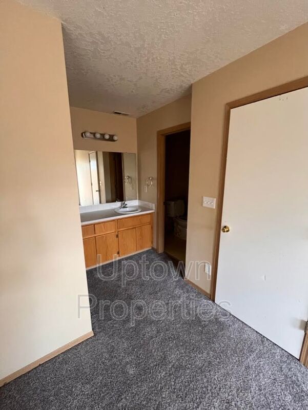 Spacious 3BD/2.5BTH Duplex in Happy Valley property image