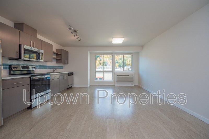 Studio in Modern Complex Near Water at Willamette Park property image