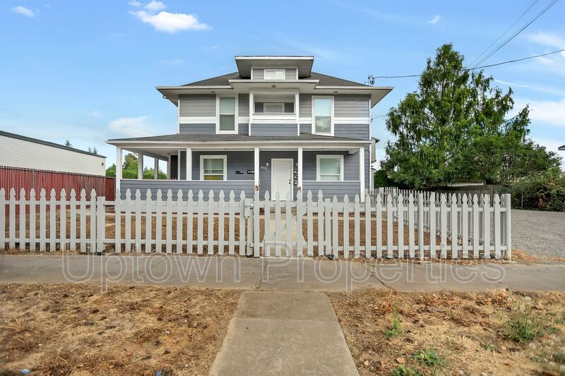 Newly-renovated studio unit in downtown Hillsboro! **100% OFF March's rent! property image