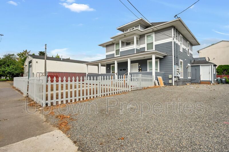 Newly-renovated studio unit in downtown Hillsboro! **100% OFF March's rent! property image