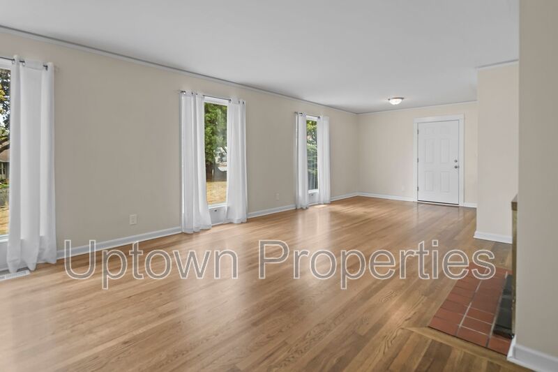 4 Bedroom, 2 Bathroom Home in Great Royal Woodlands + Included Washer/Dryer + Garage Parking property image