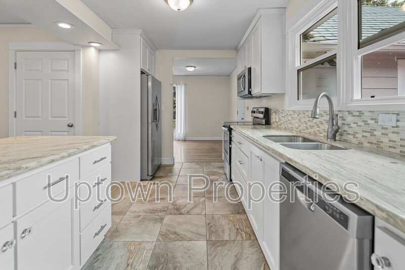 4 Bedroom, 2 Bathroom Home in Great Royal Woodlands + Included Washer/Dryer + Garage Parking property image