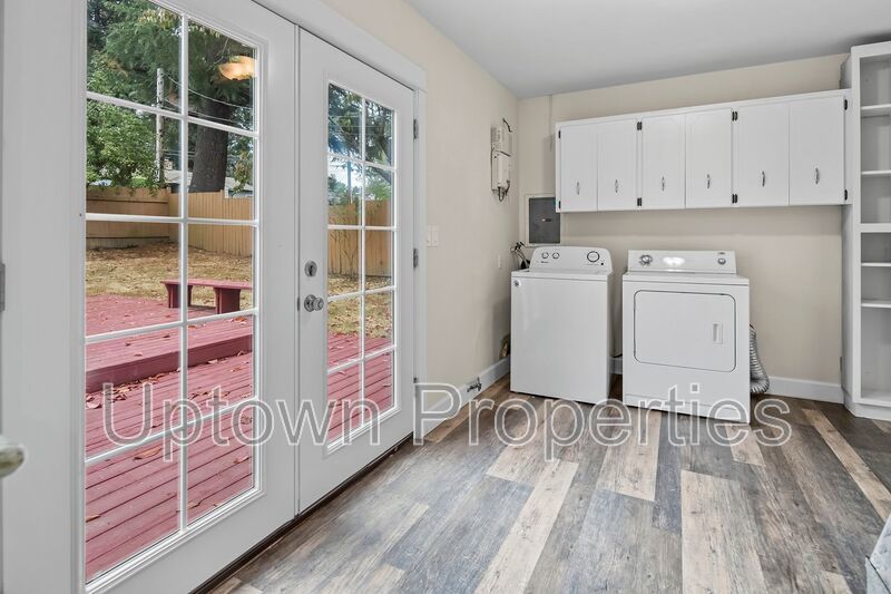 4 Bedroom, 2 Bathroom Home in Great Royal Woodlands + Included Washer/Dryer + Garage Parking property image