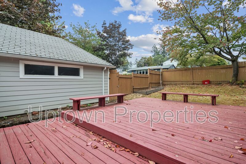 4 Bedroom, 2 Bathroom Home in Great Royal Woodlands + Included Washer/Dryer + Garage Parking property image