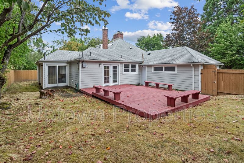 4 Bedroom, 2 Bathroom Home in Great Royal Woodlands + Included Washer/Dryer + Garage Parking property image