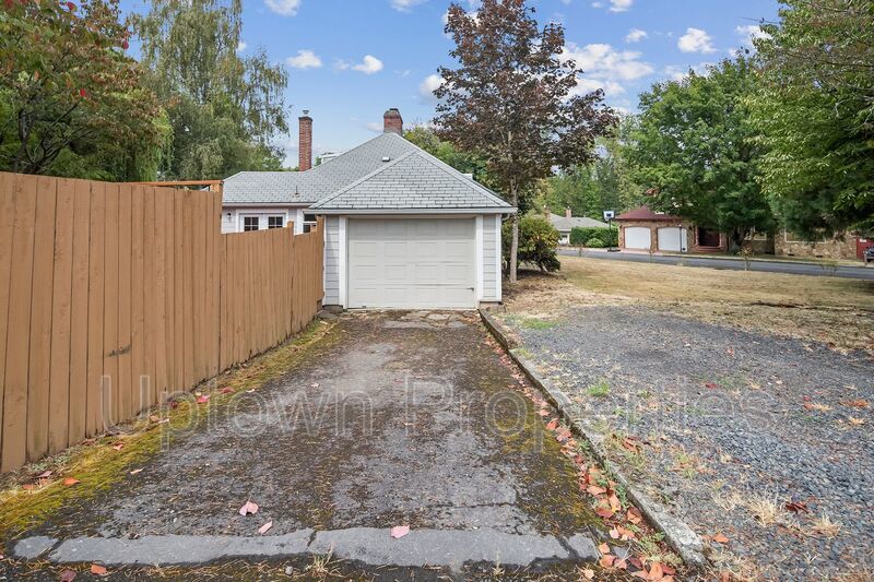 4 Bedroom, 2 Bathroom Home in Great Royal Woodlands + Included Washer/Dryer + Garage Parking property image