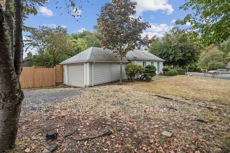 4 Bedroom, 2 Bathroom Home in Great Royal Woodlands + Included Washer/Dryer + Garage Parking property image