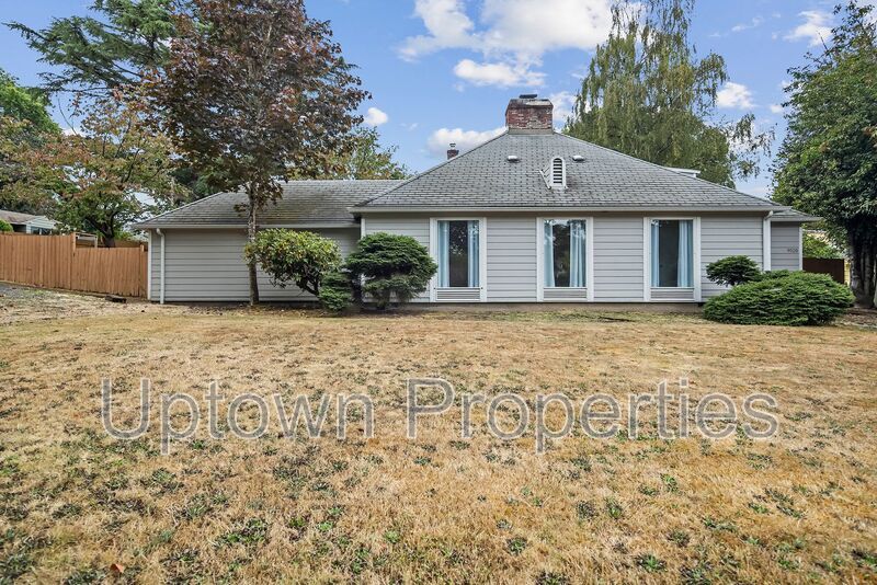 4 Bedroom, 2 Bathroom Home in Great Royal Woodlands + Included Washer/Dryer + Garage Parking property image