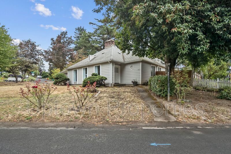 4 Bedroom, 2 Bathroom Home in Great Royal Woodlands + Included Washer/Dryer + Garage Parking property image