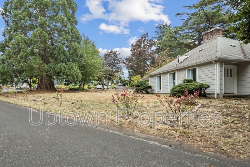 4 Bedroom, 2 Bathroom Home in Great Royal Woodlands + Included Washer/Dryer + Garage Parking property image