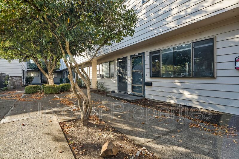 2BR/1.5BTH in Executive Arms Apartments property image