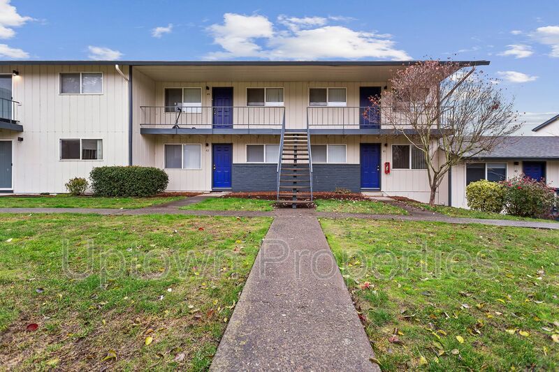 Ground Floor 2 Bed 1 Bath + Wood Floors + Assigned Parking + Large Patio property image