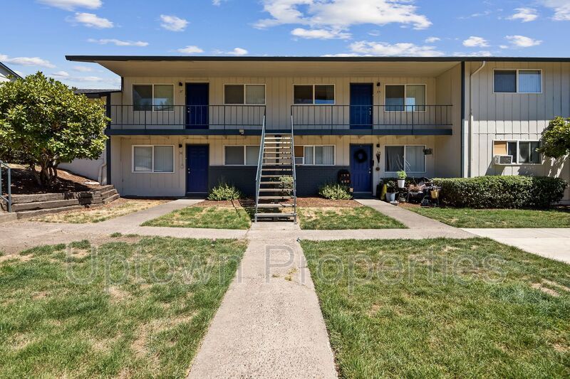 Ground Floor 2 Bed 1 Bath + Wood Floors + Assigned Parking + Large Patio property image