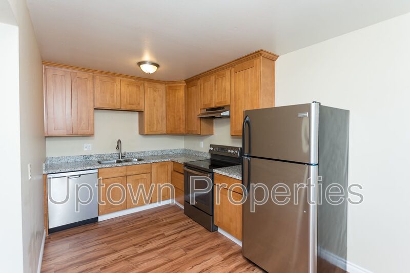 FREE First Month's Rent: 2BD/1BTH Ground-level Apartment in SW Portland property image