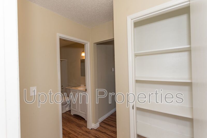 FREE First Month's Rent: 2BD/1BTH Ground-level Apartment in SW Portland property image