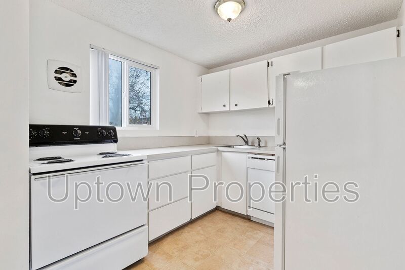 Ground Floor 1 Bed Rare Value $995! Parking and Laundry On Site property image