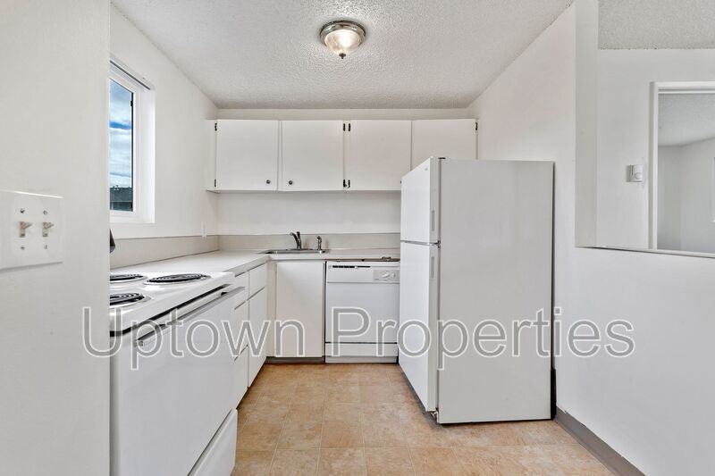 Ground Floor 1 Bed Rare Value $995! Parking and Laundry On Site property image
