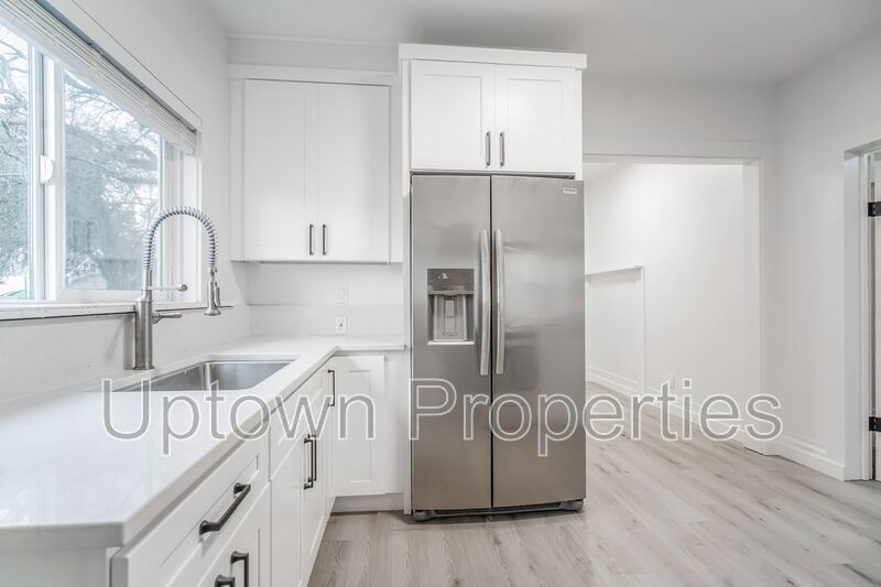 Ground Floor 2BD/1BTH + Bonus Room + Wood Floors + Shared Yard! Walk to Downtown Hillsboro! property image