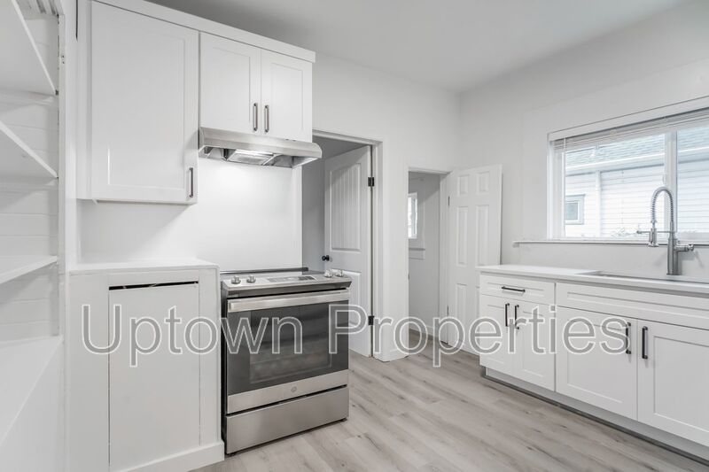 Ground Floor 2BD/1BTH + Bonus Room + Wood Floors + Shared Yard! Walk to Downtown Hillsboro! property image