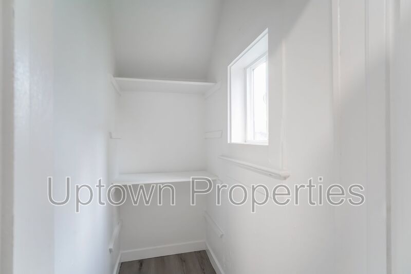 Ground Floor 2BD/1BTH + Bonus Room + Wood Floors + Shared Yard! Walk to Downtown Hillsboro! property image