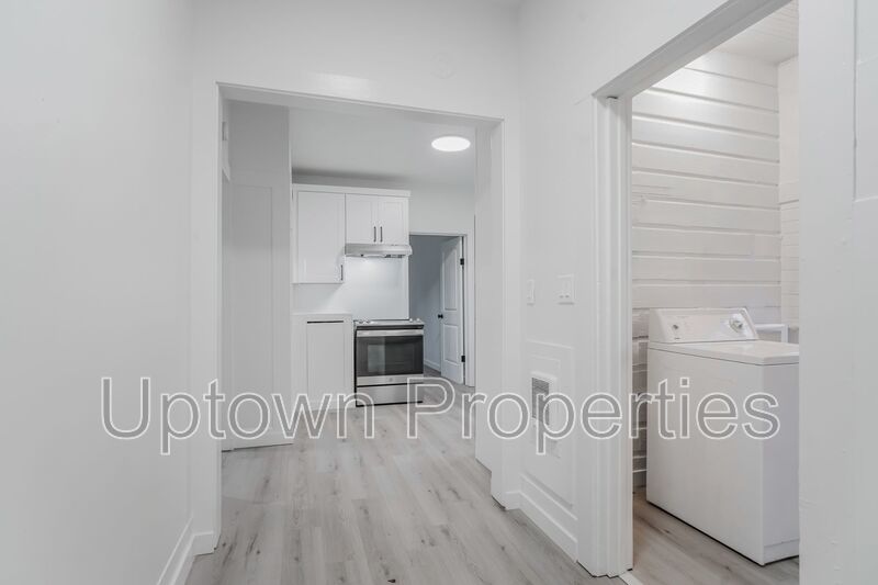 Ground Floor 2BD/1BTH + Bonus Room + Wood Floors + Shared Yard! Walk to Downtown Hillsboro! property image