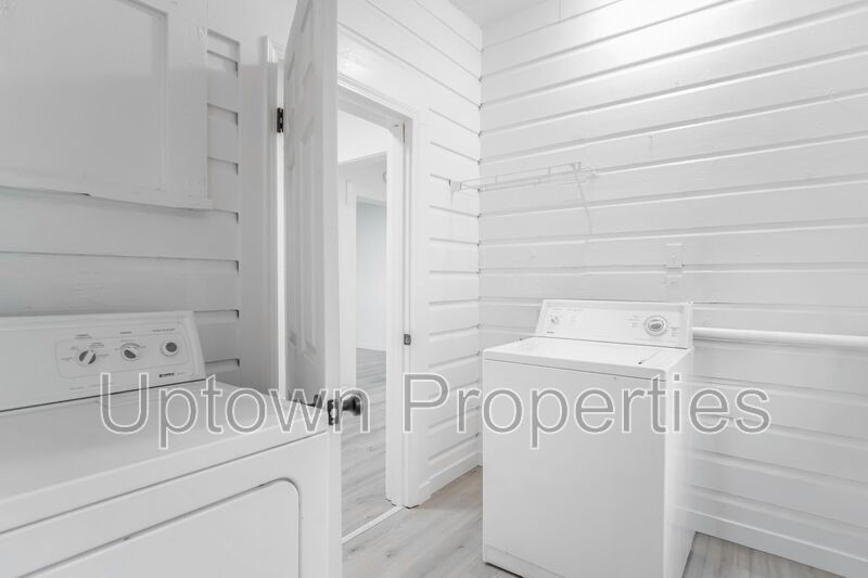 Ground Floor 2BD/1BTH + Bonus Room + Wood Floors + Shared Yard! Walk to Downtown Hillsboro! property image