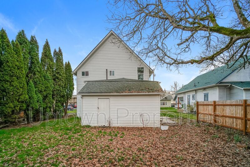 Ground Floor 2BD/1BTH + Bonus Room + Wood Floors + Shared Yard! Walk to Downtown Hillsboro! property image