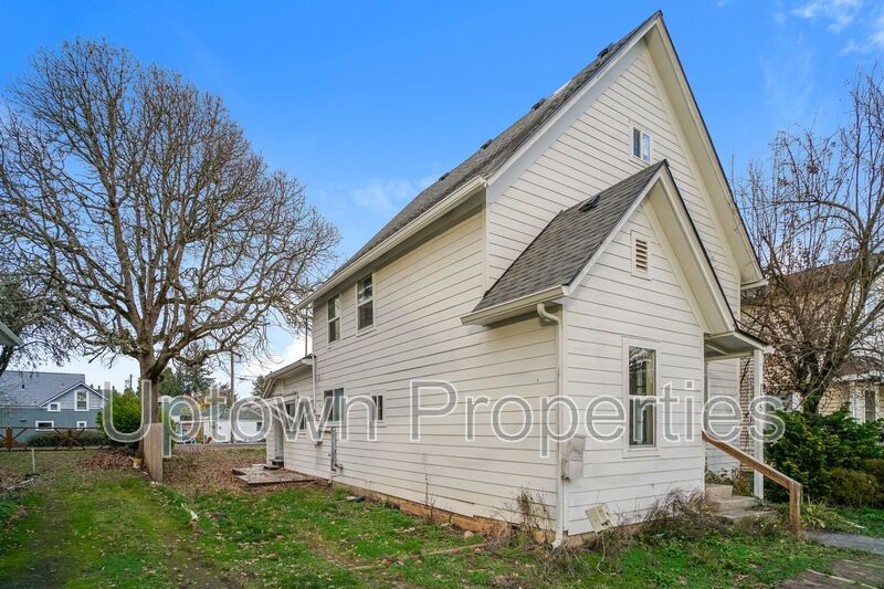 Ground Floor 2BD/1BTH + Bonus Room + Wood Floors + Shared Yard! Walk to Downtown Hillsboro! property image