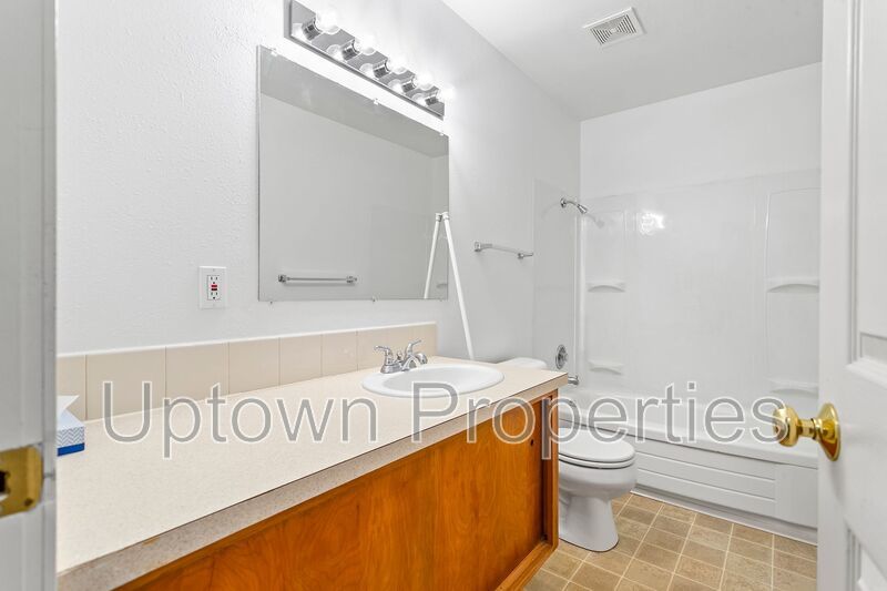 Charming Upstairs Unit in SW Portland with Easy City Access property image