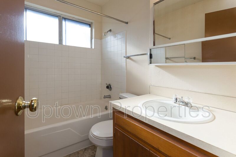 2BD/1BTH Top-floor Apartment Unit in Montavilla property image