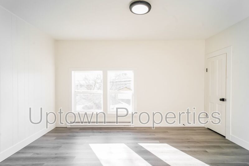 Top Floor 2BD/1BTH Wood Floors + Free Laundry On Site & Parking property image