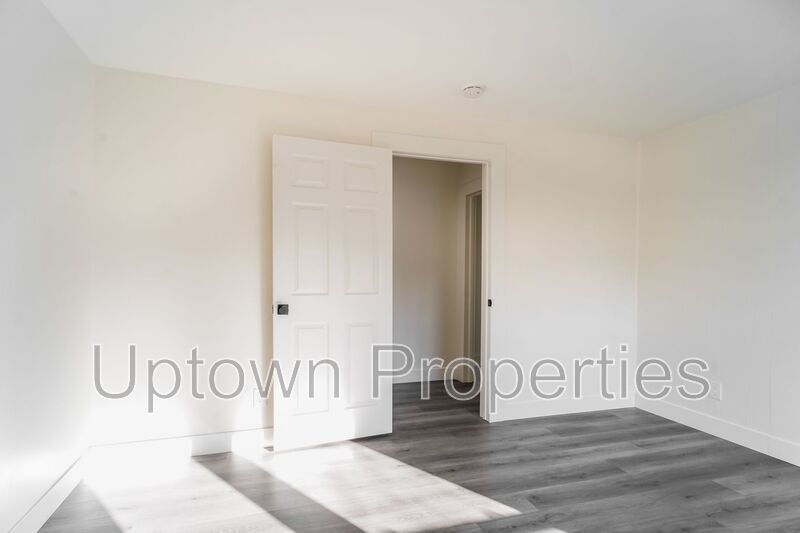 Top Floor 2BD/1BTH Wood Floors + Free Laundry On Site & Parking property image