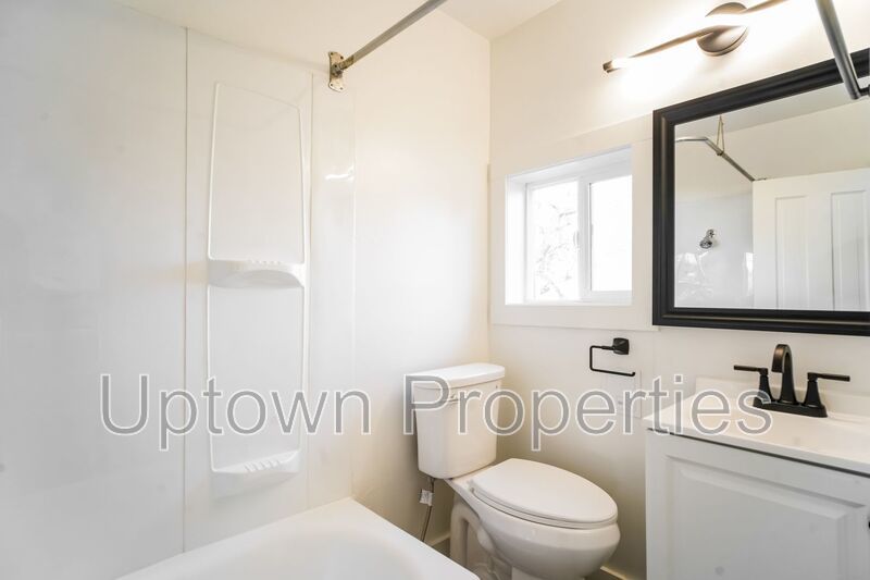 Top Floor 2BD/1BTH Wood Floors + Free Laundry On Site & Parking property image