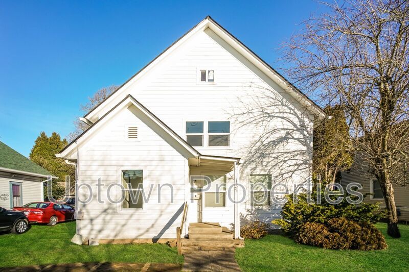 Top Floor 2BD/1BTH Wood Floors + Free Laundry On Site & Parking property image