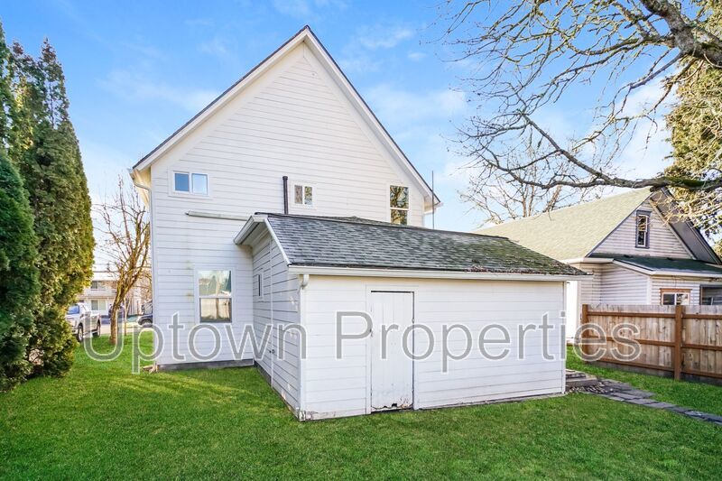 Top Floor 2BD/1BTH Wood Floors + Free Laundry On Site & Parking property image