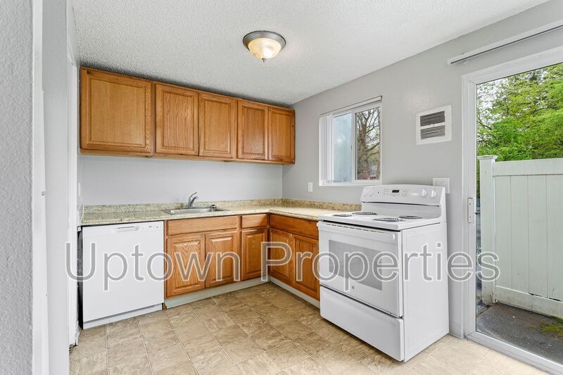 2BED 1BTH Townhome New Paint/Carpet + Assigned Parking and Private Patio + $1000 Rent Credit property image