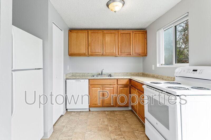 2BED 1BTH Townhome New Paint/Carpet + Assigned Parking and Private Patio + $1000 Rent Credit property image