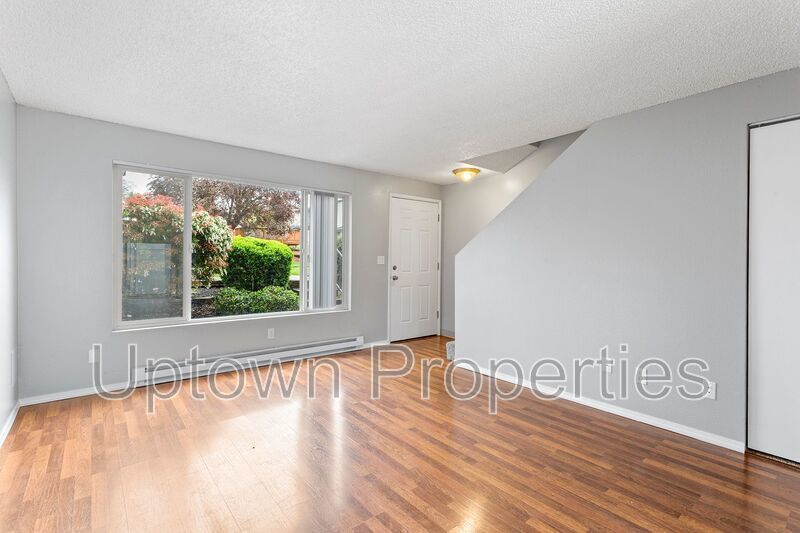 2BED 1BTH Townhome New Paint/Carpet + Assigned Parking and Private Patio + $1000 Rent Credit property image