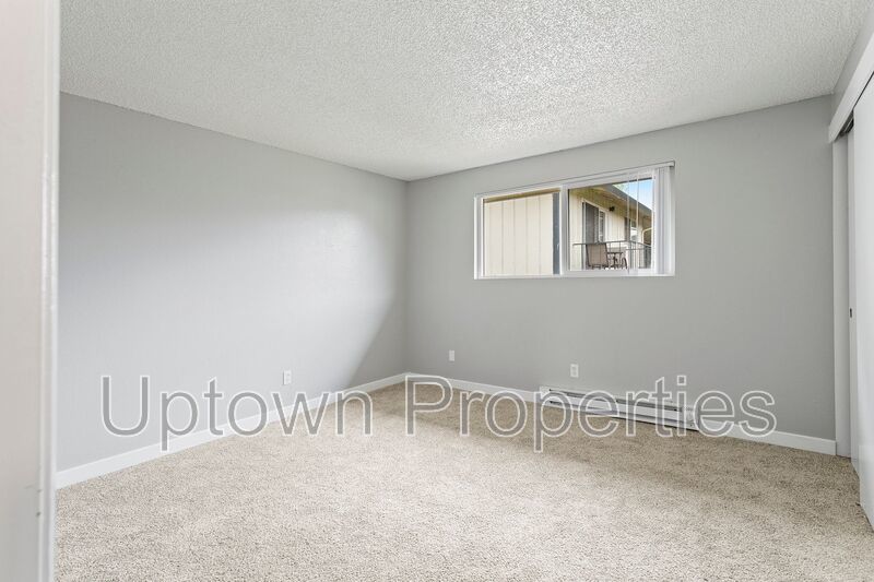 2BED 1BTH Townhome New Paint/Carpet + Assigned Parking and Private Patio + $1000 Rent Credit property image