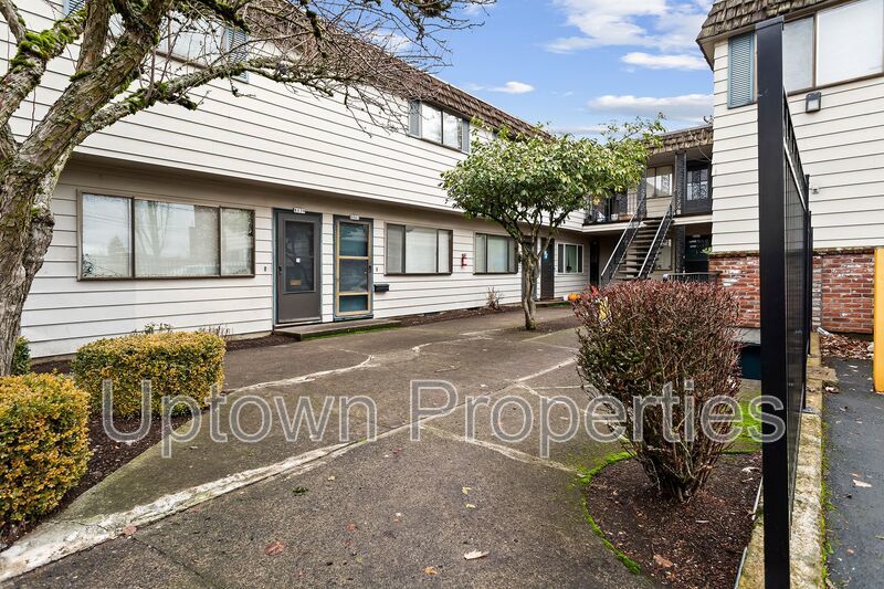 Top Floor 1 bed/1 bath + Off Street Parking + On Site Laundry + $500 off first 3 months rent property image