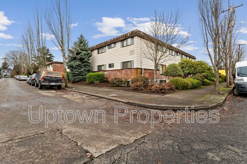 Top Floor 1 bed/1 bath + Off Street Parking + On Site Laundry + $500 off first 3 months rent property image