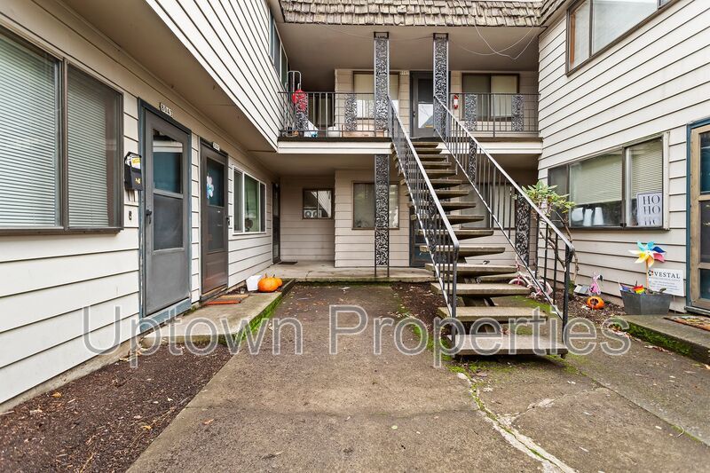 Top Floor 1 bed/1 bath + Off Street Parking + On Site Laundry + $500 off first 3 months rent property image