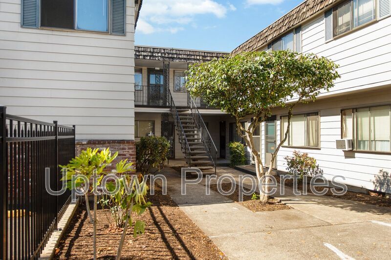 Top Floor 1 bed/1 bath + Off Street Parking + On Site Laundry + $500 off first 3 months rent property image
