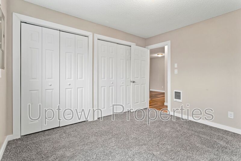 Top Floor 1 bed/1 bath + Off Street Parking + On Site Laundry + $500 off first 3 months rent property image