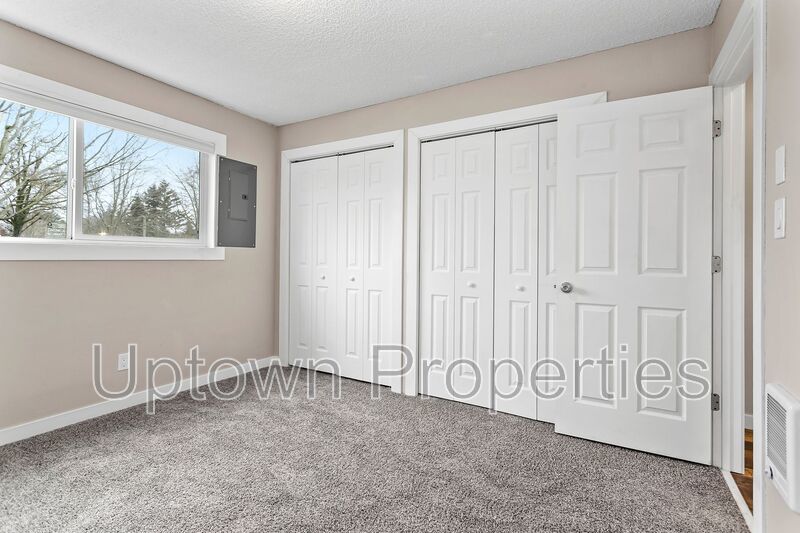 Top Floor 1 bed/1 bath + Off Street Parking + On Site Laundry + $500 off first 3 months rent property image
